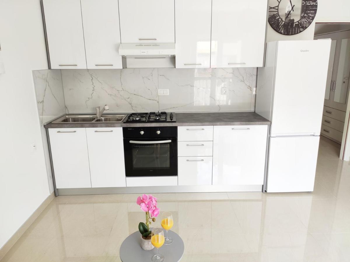 White Studio Apartman Pula Exterior photo